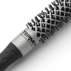 Termix Evolution Basic Ø17-Cepillo térmico redondo con fibra ionizada de alto rendimiento, especial para cabellos de grosor medio. Disponible en 8 diámetros y en formato Pack.